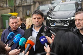 Полицейски екипи и пожарникари продължават работата на мястото на инцидента след взрив на газ в Банкя