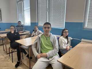 Ученици от Нови пазар и Каспичан ще обучават възрастни как да се предпазят от телефонни измами