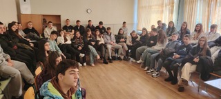 Гимназисти от Сливница участваха в дискусия за рисковете от употребата на психоактивни вещества
