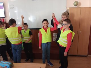 Обучение по оказване на долекарска помощ с доброволците от Детското полицейско управление в Етрополе