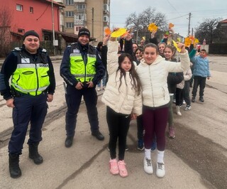 Шофьори в Сливница получиха оригинални послания за повече толерантност на пътя
