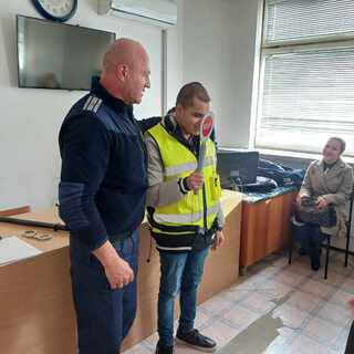 В навечерието на Коледа 18 млади хора от Комплекса за социално развитие в Търговище гостуваха в РУ-Търговище