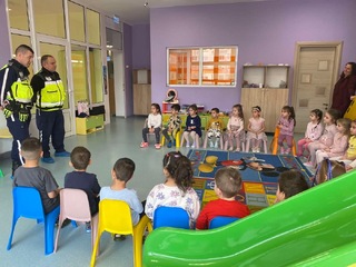 Деца от детска градина „Шареният замък“ се запознаха с професията Пътен полицай