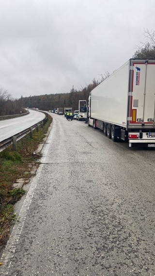 34 автомобила и 52-ма граждани проверени за два часа при спецакция