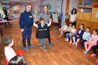Служители на полицейското управление във В. Търново гостуваха на децата от ДГ „Слънце“ и „Иванка Ботева“