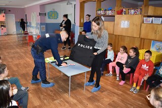 Служители на полицейското управление във В. Търново гостуваха на децата от ДГ „Слънце“ и „Иванка Ботева“
