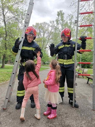 Едно спасено коте и две радостни деца