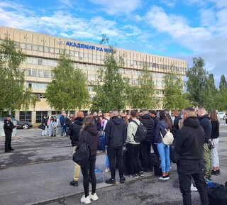 Вълнение и ентусиазъм изпълниха двора на Ректората на АМВР още в ранни зори