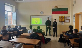 Възможностите за обучение и условията за кандидатстване в АМВР представиха наши курсанти пред ученици от гимназиалните класове
