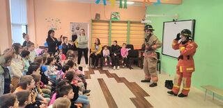 Радост в детските очи предизвика срещата на курсантите от Факултет ПБЗН с малчугани от 101 ДГ „Ябълкова градина“