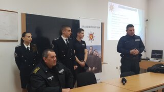 В присъствието на директора на ОД на МВР – Хасково наши курсанти представиха възможностите за обучение в АМВР пред ученици от Ивайловград