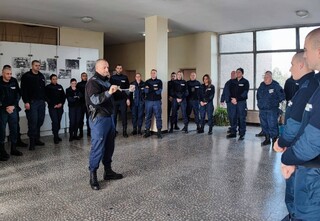 Полицаи от отдел „Охранителна полиция“ при ОД на МВР – Пазарджик взеха участие в практическо занятие със стажанти