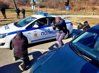 20 служители от различни структури за сигурност преминаха успешно специализиран курс за охрана на лица, който се проведе в АМВР