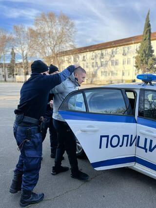 „Задържане, конвоиране и съпровождане на лица от полицейските органи“ беше темата на практическо занятие със стажанти в ЦСПП – Варна