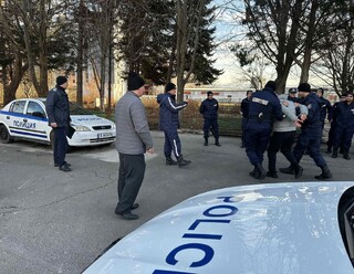„Задържане, конвоиране и съпровождане на лица от полицейските органи“ беше темата на практическо занятие със стажанти в ЦСПП – Варна