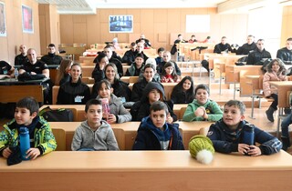 Със завидни знания и любознателност ни впечатлиха учениците от трети клас на 128 СУ, които гостуваха на Академията на МВР