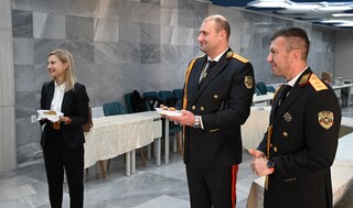 С приготвени с много любов и желание сладки и солени изделия се включиха в благотворителен коледен базар курсантите от АМВР