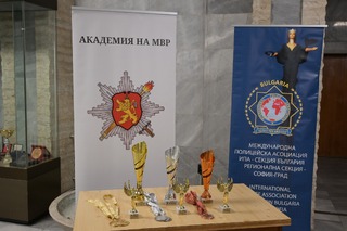 Ректорът на Академията на МВР старши комисар доц. д-р Иван Видолов връчи купите на победителките в VI турнир по стрелба с пистолет за жени