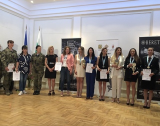 Курсанти от Академията на МВР с отличния от турнир по стрелба с пистолет за жени