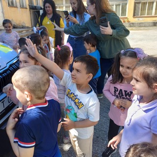 Пътни полицаи гостуваха на малчугани в търговищка детска градина