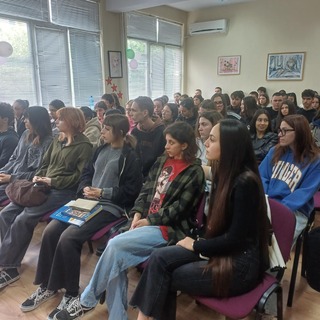 Ръководни служители на „Пътна полиция“ се срещнаха със зрелостници  от търговищко училище в навечерието на бала им