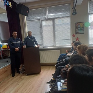 Ръководни служители на „Пътна полиция“ се срещнаха със зрелостници  от търговищко училище в навечерието на бала им