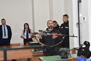Ученици от Детско полицейско управление във В. Търново гостуваха на служителите от полицейското управление в областния град