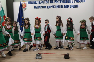 Малки лазарки гостуваха днес на видинските полицаи