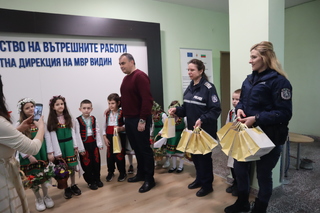 Малки лазарки гостуваха днес на видинските полицаи