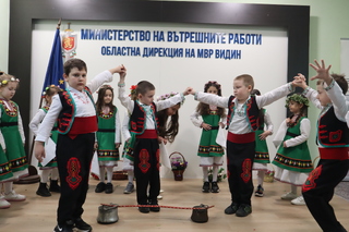 Малки лазарки гостуваха днес на видинските полицаи