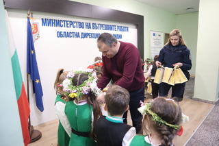 Малки лазарки гостуваха днес на видинските полицаи