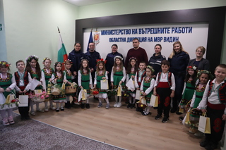 Малки лазарки гостуваха днес на видинските полицаи
