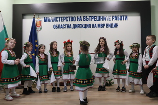 Малки лазарки гостуваха днес на видинските полицаи