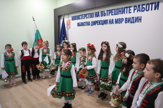 Малки лазарки гостуваха днес на видинските полицаи
