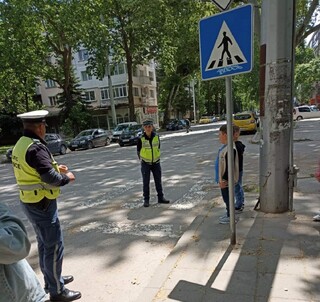 Възпитаници на ДГ“ Космонавт“  с помощта на пътни полицаи затвърдиха основни правила по пътна безопасност в рамките на акция „ За да няма страх, спазвай пътния знак!“