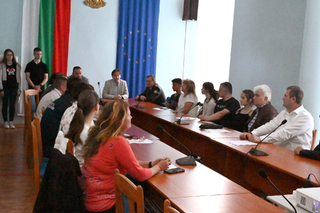 Наградиха победителите в областния кръг на Международния конкурс за детска рисунка „С очите си видях бедата“