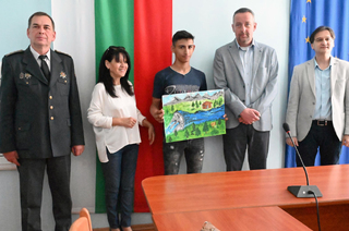 Наградиха победителите в областния кръг на Международния конкурс за детска рисунка „С очите си видях бедата“