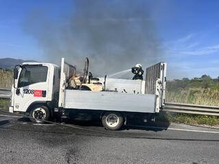 Плевенски огнеборци участваха в ликвидиране на пожар на горящ автомобил в Италия