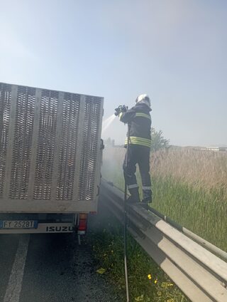 Плевенски огнеборци участваха в ликвидиране на пожар на горящ автомобил в Италия