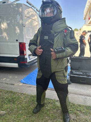 Със специализираната техника, използвана за обезвреждане на взривни устройства, се запознаха курсанти от четвърти курс