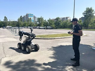 Със специализираната техника, използвана за обезвреждане на взривни устройства, се запознаха курсанти от четвърти курс