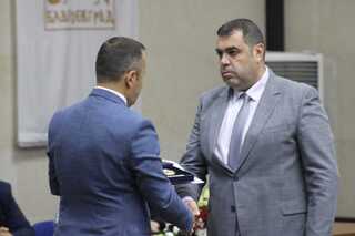 Директорът на ОДМВР-Благоевград ст. комисар Даниел Димитров и директорът на РДПБЗН-Благоевград комисар Валентин Василев с плакети и благодарствени адреси от областния управител г-н Георги Динев