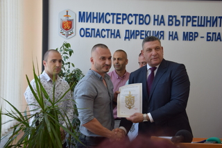 Директорът на ОДМВР-Благоевград старши комисар Георги Кандев връчи награди от името на ръководството на МВР на полицейски служители на РУ-Сандански и гражданка на курортния град за разкриване на телефонна измама
