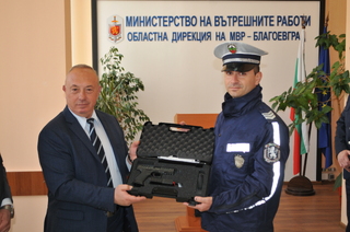 Заместник-министър Емил Ганчев връчи награда „Почетен знак на МВР“ - III степен на младши полицейски инспектор Тодор Кимов и ново служебно оръжие на полицейски служители от ОДМВР-Благоевград
