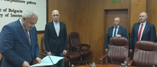 Министър Демерджиев награди с огнестрелно оръжие бившия директор на РДПБЗН Благоевград Георги Пармаков