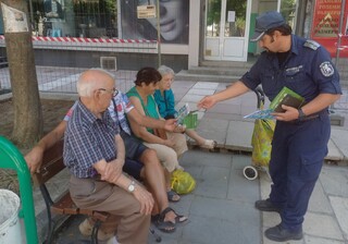 Служители на РУ- Нови пазар проведоха срещи с хора от третата възраст, за да им напомнят как да се предпазят от домови кражби и телефонни измами.