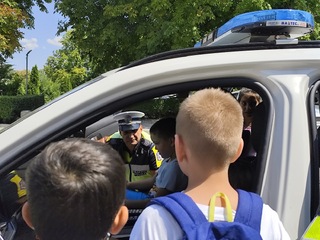 Деца от занималня в Шумен посетиха полицейското управление, за да се запознаят със спецификата на полицейска професия
