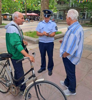 Полицейски служители от районното управление в Нови пазар осъществиха срещи с възрастни хора