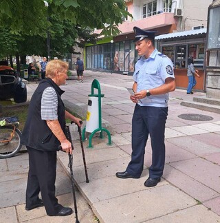 Полицейски служители от районното управление в Нови пазар осъществиха срещи с възрастни хора