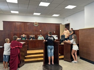 Деца посетиха съда и влязоха в ролята на адвокати и съдии